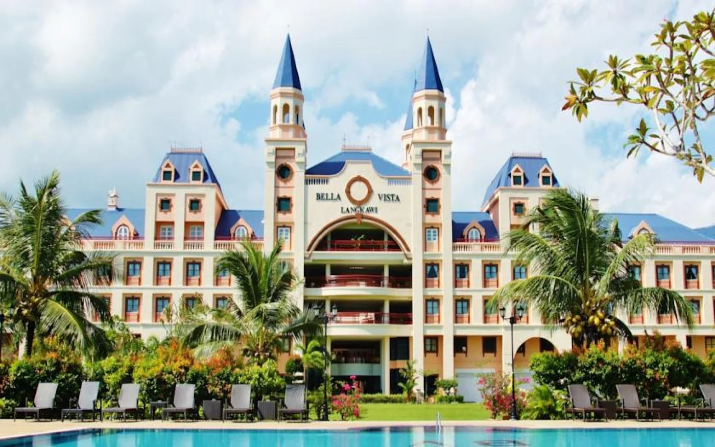 نمای ساختمان هتل Bella Vista Waterfront Resort