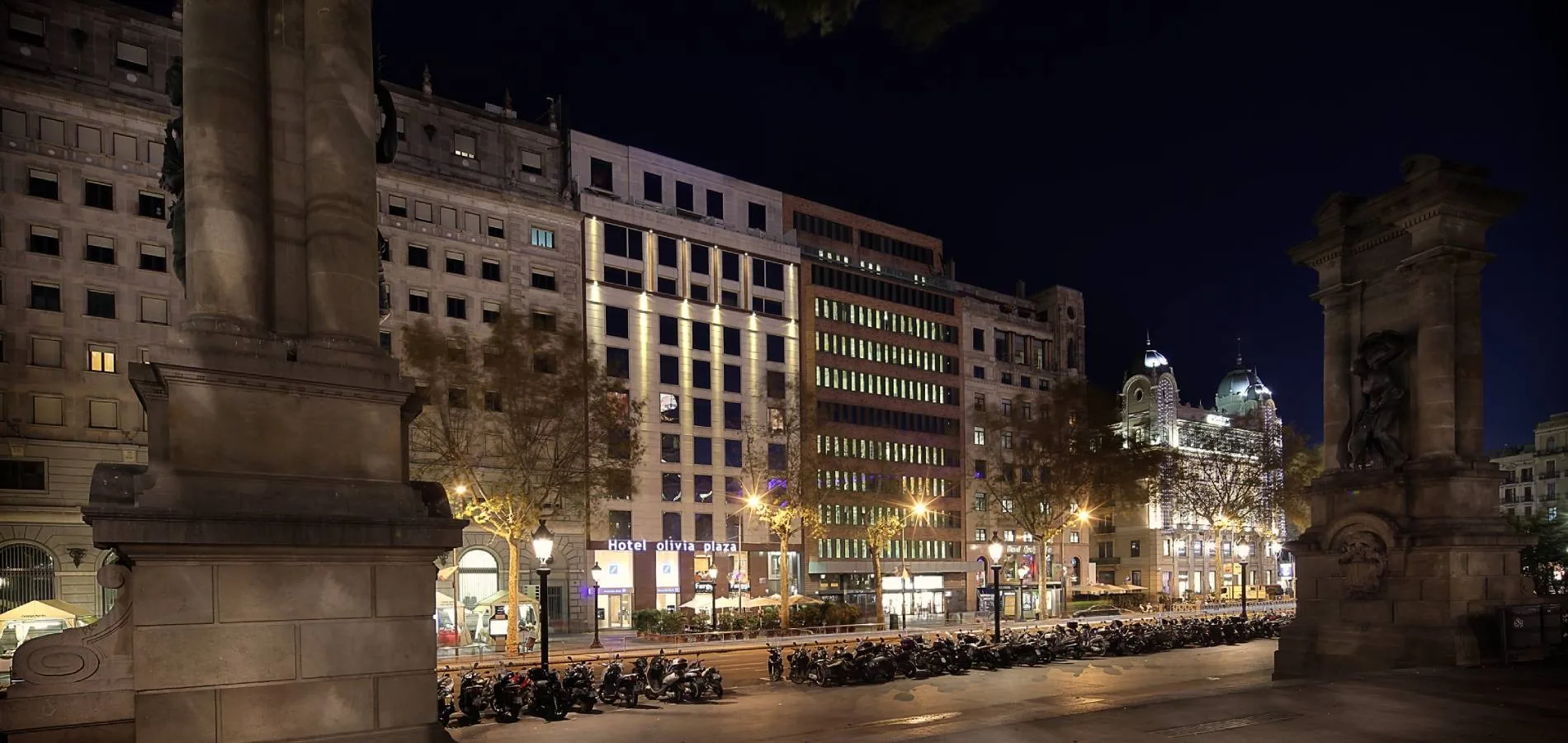 نمای ساختمان هتل Olivia Plaza Hotel