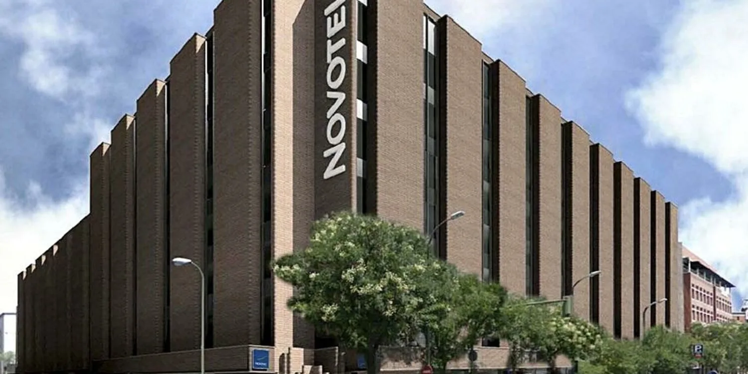 نمای ساختمان هتل Novotel Madrid Center