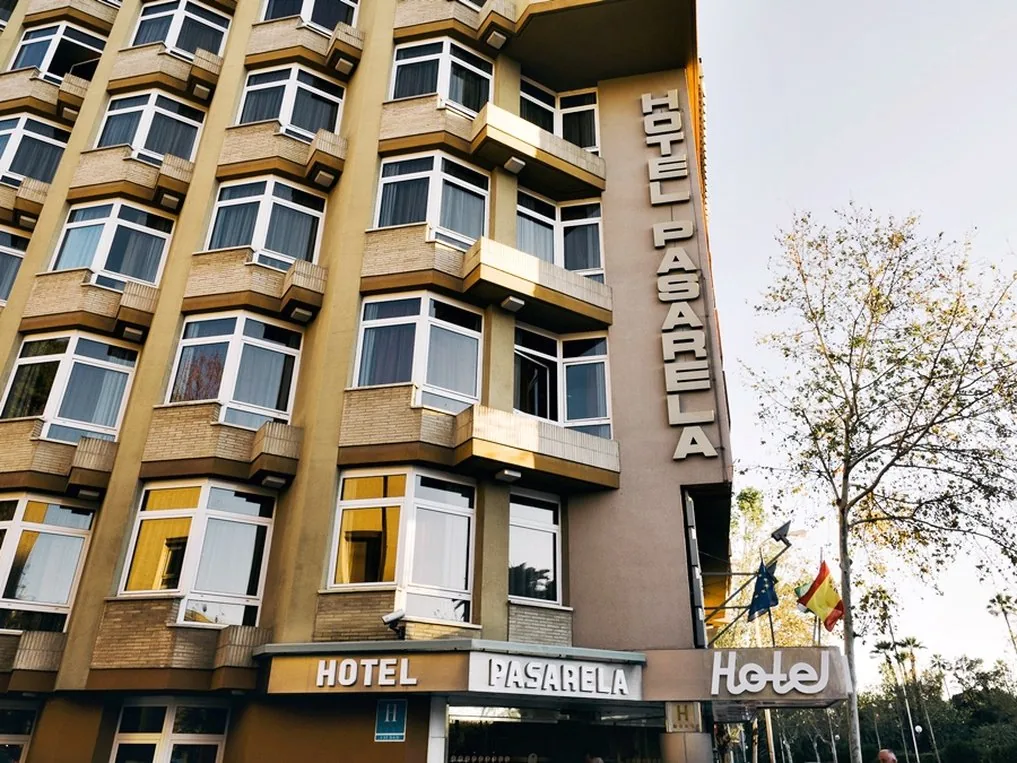نمای ساختمان هتل Hotel Pasarela