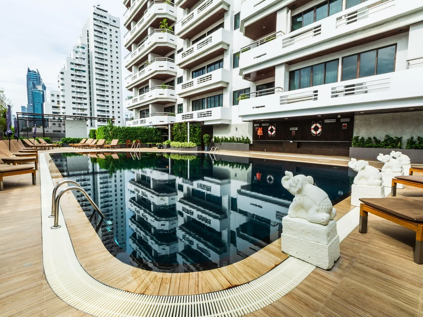 نمای ساختمان هتل Centre Point Sukhumvit 10 Bangkok